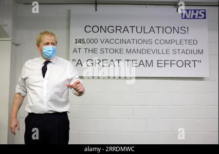 220103 -- AYLESBURY GROSSBRITANNIEN, 3. Januar 2022 -- der britische Premierminister Boris Johnson besucht ein Impfzentrum in Aylesbury, Großbritannien, 3. Januar 2022. Der britische National Health Service NHS wird in den kommenden Wochen unter erheblichem Druck stehen, unter der Welle der hochgradig übertragbaren Omicron-Variante, sagte Boris Johnson am Montag. /Handout via Xinhua BRITAIN-AYLESBURY-PM-VACCINATION CENTER-VISIT AndrewxParsons/Nox10xDowningxStreet PUBLICATIONxNOTxINxCHN Stockfoto