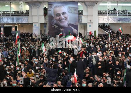 220103 -- TEHERAN, 3. Januar 2022 -- iranisches Volk nimmt an einer Versammlung Teil, um den zweiten Jahrestag des Martyriums des iranischen Obersten General Qassem Soleimani in Teheran, Iran, am 3. Januar 2022 zu feiern. Der iranische Präsident Ebrahim Raisi warnte am Montag vor der Rache des Iran für die US-Ermordung des iranischen Generals Qassem Soleimani, falls die an und hinter der kriminellen Handlung Beteiligten nicht durch einen gerechten Mechanismus verfolgt werden. /Handout via Xinhua IRAN-TEHERAN-QASSEM SOLEIMANI-ATTENTAT-JAHRESTAG-VERSAMMLUNG IranianxPresidentialxWebsite PUBLICATIONxNOTxINxCHN Stockfoto