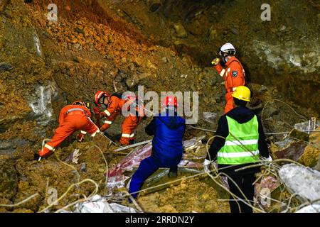 220104 -- BIJIE, 4. Januar 2022 -- Rettungskräfte arbeiten am Ort eines Erdrutsches in Bijie, Südwestchinas Provinz Guizhou, 4. Januar 2022. Fünf Menschen wurden getötet und neun weitere bleiben vermisst, nachdem ein Erdrutsch eine Baustelle in der Stadt Bijie, Südwestchinas Provinz Guizhou, am Montag getroffen hatte, sagten die lokalen Behörden am Dienstag. Der Erdrutsch ereignete sich nach Angaben der Stadtverwaltung von Bijie am Montag gegen 19.00 Uhr. Am Dienstag um 7.00 Uhr wurden acht Menschen gerettet. Drei von ihnen wurden zur Behandlung in ein lokales Krankenhaus gebracht und befinden sich in stabilem Zustand, während fünf andere tot bestätigt wurden. Stockfoto