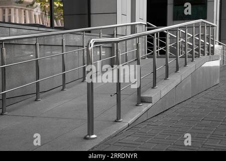 Rampe mit Metallgeländern in der Nähe von Gebäuden im Freien Stockfoto