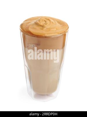 Ein Glas köstlichen Dalgona-Kaffees isoliert auf weiß Stockfoto