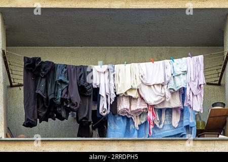 Nasswäsche, Wäscheständer, Wäschetrockner auf dem Balkon Stockfoto