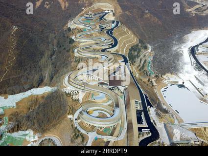 220106 -- PEKING, 6. Januar 2022 -- Luftaufnahme aufgenommen am 19. Januar 2021 zeigt das National Sliding Center in Yanqing District, Peking, Hauptstadt von China. XINHUA-BILDER DES JAHRES 2021-LUFTBILD ZHANGXCHENLIN PUBLICATIONXNOTXINXCHN Stockfoto