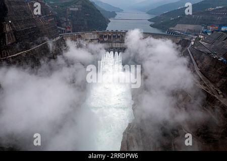 220106 -- PEKING, 6. Januar 2022 -- Luftaufnahme vom 1. Juli 2021 zeigt das Wasserkraftwerk Baihetan im Südwesten Chinas. XINHUA-BILDER DES JAHRES 2021-LUFTBILD JIANGXWENYAO PUBLICATIONXNOTXINXCHN Stockfoto