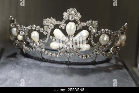 7. September 2023, New York City, New York, USA: Naturperlen- und Diamanttiara aus der Sammlung des House of WÃ¼rttemberg, ca. 1900 geschätzt auf 300.000 - 500.000 $, ausgestellt bei der Pressevorschau für Wien 1900: Eine imperiale und königliche Sammlung auf Tour in Sotheby's New York. Die Auktion findet vom 6. Bis 7. November 2023 in Genf (Schweiz) statt. Die Auktion umfasst über 200 Lose aus zwei Jahrhunderten europäischer Geschichte, die die Schicksale, Moden und Vorlieben der bedeutendsten königlichen Familien Mitteleuropas aufzeichnen. (Bild: © Nancy Kaszerman/ZUMA Press Wire) EDITORIAL US Stockfoto