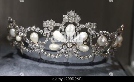 7. September 2023, New York City, New York, USA: Naturperlen- und Diamanttiara aus der Sammlung des House of WÃ¼rttemberg, ca. 1900 geschätzt auf 300.000 - 500.000 $, ausgestellt bei der Pressevorschau für Wien 1900: Eine imperiale und königliche Sammlung auf Tour in Sotheby's New York. Die Auktion findet vom 6. Bis 7. November 2023 in Genf (Schweiz) statt. Die Auktion umfasst über 200 Lose aus zwei Jahrhunderten europäischer Geschichte, die die Schicksale, Moden und Vorlieben der bedeutendsten königlichen Familien Mitteleuropas aufzeichnen. (Bild: © Nancy Kaszerman/ZUMA Press Wire) EDITORIAL US Stockfoto