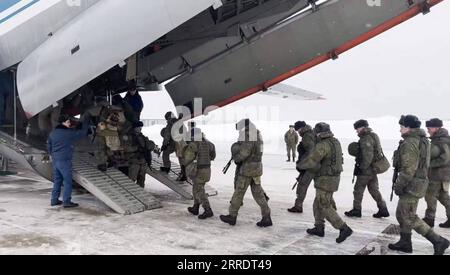 220107 -- MOSKAU, 7. Januar 2022 -- Screenshot aufgenommen am 6. Januar 2022 zeigt Soldaten, die ein militärisches Transportflugzeug auf dem Chkalovsky-Flugplatz am Stadtrand von Moskau, Russland, besteigen. Die russischen Luft- und Raumfahrtstreitkräfte liefern ein Kontingent nach Kasachstan als Teil einer Friedenssicherungsmission, die von der Organisation für den Kollektiven Sicherheitsvertrag CSTO organisiert wird, sagte der Militärblock am Donnerstag. Das russische Verteidigungsministerium/Handout über Xinhua RUSSLAND-MOSKAU-CSTO-FRIEDENSTRUPPEN AN KASACHSTAN BaixXueqi PUBLICATIONxNOTxINxCHN Stockfoto