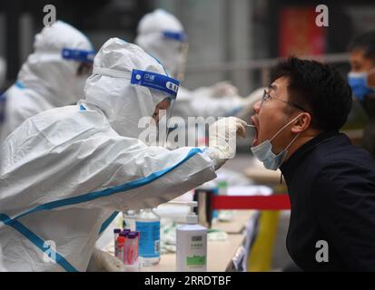 220107 -- ZHENGZHOU, 7. Januar 2022 -- Ein medizinischer Mitarbeiter nimmt Eine Abstrichprobe für COVID-19-Tests an einem Teststandort in Zhengzhou, Provinz Henan in Zentralchina, 7. Januar 2022. Die Stadt Zhengzhou, die Hauptstadt der zentralchinesischen Provinz Henan, berichtete, dass am Freitag, um 8 Uhr morgens, 42 neue lokal übertragene COVID-19-Fälle bestätigt wurden. Die bestätigten Fälle, die zwischen zwei und 66 Jahren alt sind, sind alle in verschiedenen Bezirken der Stadt verstreut. Sie haben leichte Symptome und sind in stabilem Zustand. CHINA-HENAN-ZHENGZHOU-COVID-19-TEST CN LIXJIANAN PUBLICATIONXNOTXINXCHN Stockfoto