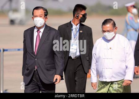 220107 -- NAY PYI TAW, 7. Januar 2022 -- kambodschanischer Premierminister Samdech Techo Hun Sen 1st L kommt am 7. Januar 2022 in Nay Pyi Taw, Myanmar, an. Hun Sen kam am Freitag auf Einladung von Sen-General Min Aung Hlaing, Vorsitzender des Staatsverwaltungsrates, zu einem zweitägigen Besuch in Myanmar Nay Pyi Taw an. Staatsverwaltungsrat Myanmars/Handout über Xinhua MYANMAR-NAY PYI TAW-KAMBODSCHANISCHER PM-ANKUNFTSSTATEXADMINISTRATIONXCOUNCIL sxInformationxTeam PUBLICATIONxNOTxINxCHN Stockfoto