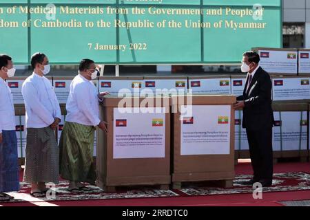 220107 -- NAY PYI TAW, 7. Januar 2022 -- kambodschanischer Premierminister Samdech Techo Hun Sen 1st R übergibt Myanmar in Nay Pyi Taw, Myanmar, 7. Januar 2022 medizinische Hilfsgüter. Hun Sen kam am Freitag auf Einladung von Sen-General Min Aung Hlaing, Vorsitzender des Staatsverwaltungsrates, zu einem zweitägigen Besuch in Myanmar Nay Pyi Taw an. /Handout über Xinhua MYANMAR-NAY PYI TAW-KAMBODSCHANISCHE PM-ANKUNFTSSTATENVERWALTUNGXCOUNCILXOFXMYANMAR PUBLICATIONxNOTxINxCHN Stockfoto