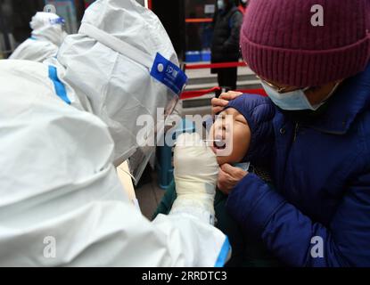 220107 -- ZHENGZHOU, 7. Januar 2022 -- Ein medizinischer Mitarbeiter nimmt Eine Abstrichprobe für COVID-19-Tests an einem Teststandort in Zhengzhou, Provinz Henan in Zentralchina, 7. Januar 2022. Die Stadt Zhengzhou, die Hauptstadt der zentralchinesischen Provinz Henan, berichtete, dass am Freitag, um 8 Uhr morgens, 42 neue lokal übertragene COVID-19-Fälle bestätigt wurden. Die bestätigten Fälle, die zwischen zwei und 66 Jahren alt sind, sind alle in verschiedenen Bezirken der Stadt verstreut. Sie haben leichte Symptome und sind in stabilem Zustand. CHINA-HENAN-ZHENGZHOU-COVID-19-TEST CN LIXJIANAN PUBLICATIONXNOTXINXCHN Stockfoto