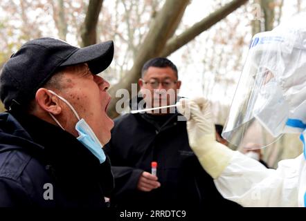 220107 -- ZHENGZHOU, 7. Januar 2022 -- Ein medizinischer Mitarbeiter nimmt Eine Abstrichprobe für COVID-19-Tests an einem Teststandort in Zhengzhou, Provinz Henan in Zentralchina, 7. Januar 2022. Die Stadt Zhengzhou, die Hauptstadt der zentralchinesischen Provinz Henan, berichtete, dass am Freitag, um 8 Uhr morgens, 42 neue lokal übertragene COVID-19-Fälle bestätigt wurden. Die bestätigten Fälle, die zwischen zwei und 66 Jahren alt sind, sind alle in verschiedenen Bezirken der Stadt verstreut. Sie haben leichte Symptome und sind in stabilem Zustand. CHINA-HENAN-ZHENGZHOU-COVID-19-TEST CN ZHUXXIANG PUBLICATIONXNOTXINXCHN Stockfoto