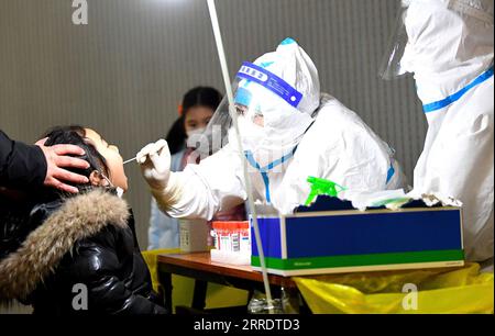 220107 -- ZHENGZHOU, 7. Januar 2022 -- Ein medizinischer Mitarbeiter nimmt Eine Abstrichprobe für COVID-19-Tests an einem Teststandort in Zhengzhou, Provinz Henan in Zentralchina, 7. Januar 2022. Die Stadt Zhengzhou, die Hauptstadt der zentralchinesischen Provinz Henan, berichtete, dass am Freitag, um 8 Uhr morgens, 42 neue lokal übertragene COVID-19-Fälle bestätigt wurden. Die bestätigten Fälle, die zwischen zwei und 66 Jahren alt sind, sind alle in verschiedenen Bezirken der Stadt verstreut. Sie haben leichte Symptome und sind in stabilem Zustand. CHINA-HENAN-ZHENGZHOU-COVID-19-TEST CN HAOXYUAN PUBLICATIONXNOTXINXCHN Stockfoto