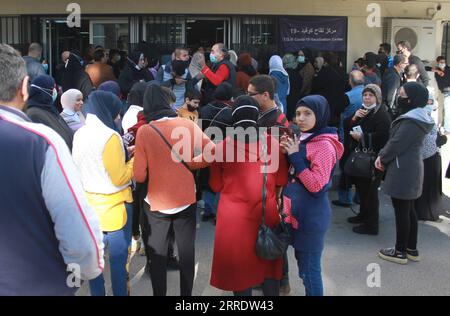 220108 -- TRIPOLI LIBANON, 8. Januar 2022 -- Menschen warten auf die COVID-19-Impfung in einem Krankenhaus in Tripoli, Nordlibanon, am 8. Januar 2022. Mit 7.547 neuen COVID-19-Fällen, die landesweit am Samstag registriert wurden, hat sich die COVID-19-Omicron-Welle, die vor drei Wochen im Libanon begann, zu einem Tsunami entwickelt, warnte Gesundheitsminister Firas Abiad. Foto von /Xinhua LEBANON-TRIPOLI-COVID-19-CASES KhaledxHabshiti PUBLICATIONxNOTxINxCHN Stockfoto