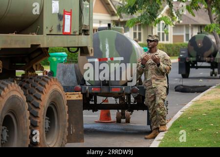 Usa. 30. August 2023. Marquis Littlejohn, ein Spezialist für Wasseraufbereitung und Unteroffizier des 225. Brigade-Unterstützungsbataillons, 2. Infanteriebrigade-Kampfteam, 25. Infanteriedivision und Mitglied der Joint Task Force 5-0, leitet die Wasserverteilung für die Bewohner von Lahaina, Maui, 30. August 2023. Quelle: U.S. Army/ZUMA Press Wire/ZUMAPRESS.com/Alamy Live News Stockfoto