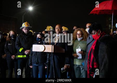 220110 -- NEW YORK, 10. Januar 2022 -- New Yorker Bürgermeister Eric Adams C spricht am 9. Januar 2022 vor einem Großbrand in der Bronx von New York, USA. Mindestens 19 Menschen, darunter neun Kinder, starben bei einem Großbrand in New York City am Sonntag, bestätigte der Bürgermeister von New York, Eric Adams. Foto von /Xinhua U.S.-NEW YORK-APARTMENT BUILDING-MAJOR FIRE MichaelxNagle PUBLICATIONxNOTxINxCHN Stockfoto