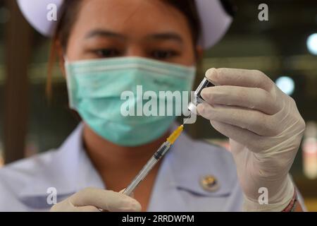 220110 -- BANGKOK, 10. Januar 2022 -- am 10. Januar 2022 bereitet Ein Gesundheitspersonal in Bangkok, Thailand, eine Dosis COVID-19-Impfstoff vor. Thailand registrierte am Montag 7.926 COVID-19-Fälle und weitere 13 Todesfälle, so die Behörde des Zentrums für COVID-19-Situation des Landes. THAILAND-BANGKOK-COVID-19-IMPFUNG RachenxSageamsak PUBLICATIONxNOTxINxCHN Stockfoto