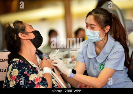 220110 -- BANGKOK, 10. Januar 2022 -- Eine Frau erhält am 10. Januar 2022 in Bangkok, Thailand, Eine Dosis COVID-19-Impfstoff. Thailand registrierte am Montag 7.926 COVID-19-Fälle und weitere 13 Todesfälle, so die Behörde des Zentrums für COVID-19-Situation des Landes. THAILAND-BANGKOK-COVID-19-IMPFUNG RachenxSageamsak PUBLICATIONxNOTxINxCHN Stockfoto