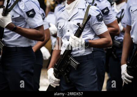 Salvador, Bahia, Brasilien - 7. September 2023: Soldaten der Luftwaffe halten ein Gewehr während der Feierlichkeiten der brasilianischen Unabhängigkeit in der Stadt Salvador, B Stockfoto