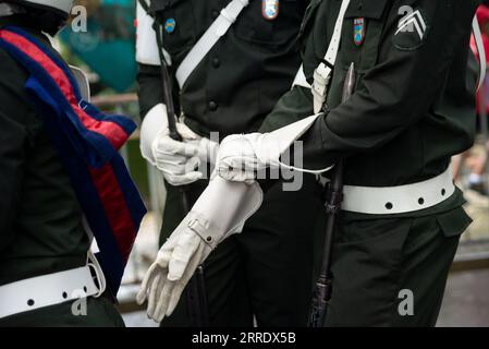 Salvador, Bahia, Brasilien - 7. September 2023: Details der Soldaten der Armee, die sich auf die brasilianische Unabhängigkeitsparade in Salvador, Bahia, vorbereiten. Stockfoto