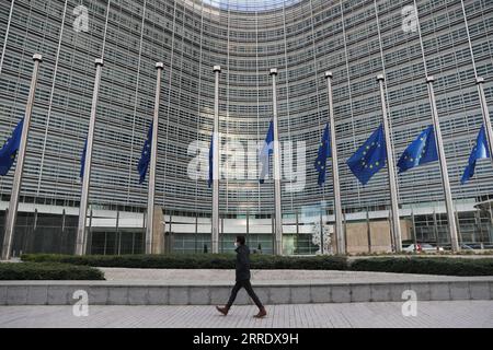 220111 -- BRÜSSEL, 11. Januar 2022 -- die EU-Flaggen fliegen als Tribut an den Präsidenten des Europäischen Parlaments, David SASSOLI, vor der Europäischen Kommission in Brüssel, Belgien, 11. Januar 2022. Der Präsident des Europäischen Parlaments, David SASSOLI, starb Anfang Dienstag im Alter von 65 Jahren in einem Krankenhaus in Italien, sagte sein Sprecher. SASSOLI, geboren am 30. Mai 1956 in Florenz, Italien, war wegen einer schweren Komplikation im Zusammenhang mit einer Fehlfunktion des Immunsystems für mehr als zwei Wochen ins Krankenhaus eingeliefert worden. SASSOLI wurde 2009 in das Europäische Parlament gewählt. 2019 wurde er Präsident des Europäischen Parlaments Stockfoto