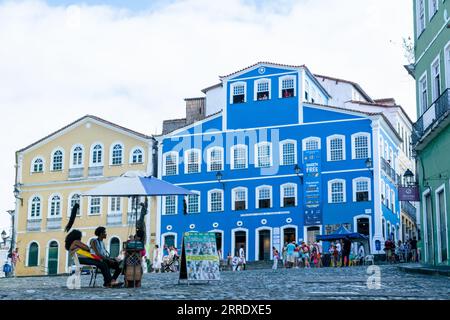 Salvador, Bahia, Brasilien - 02. September 2023: Blick auf alte Gebäude auf Ladeira do Pelourinho, historisches Zentrum von Salvador, Bahia. Stockfoto