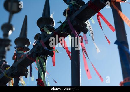 Salvador, Bahia, Brasilien - 02. September 2023: Bänder von Souvenirs an den Geländern des Wasserbrunnens in Pelourinho, historisches Zentrum von Th Stockfoto