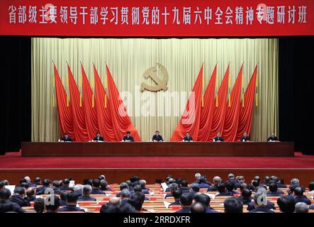 China, Xi Jinping einer Studiensitzung an der KP-Parteischule in Peking 220111 -- PEKING, 11. Januar 2022 -- der chinesische Präsident Xi Jinping, ebenfalls Generalsekretär des Zentralkomitees der Kommunistischen Partei Chinas und Vorsitzender der Zentralen Militärkommission, spricht über die Eröffnung einer Studiensitzung in der Parteischule des Zentralkomitees der Kommunistischen Partei Chinas, an der Beamte auf Provinzebene und Ministerebene am 11. Januar 2022 teilnahmen. Die Studientagung zielte darauf ab, das Lernen und Verständnis der auf der sechsten Plenartagung des 19. ZK verabschiedeten Entschließung zu fördern. Die Eröffnungszeremonie Stockfoto