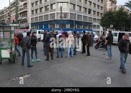 220113 -- TRIPOLI, 13. Januar 2022 -- Busfahrer versammeln sich auf einer Straße während eines Protestes in Tripoli, Libanon, 13. Januar 2022. Am Donnerstag fand ein landesweiter Protest gegen die steigenden Preise und die Verschlechterung der Lebensbedingungen statt, die durch die langfristige Wirtschaftskrise verursacht wurden. Fahrer und Bürger gingen auf die Straßen der Hauptstadt Beirut, Tripoli, Khalde und anderer Städte und Städte, parkten ihre Autos in der Mitte der Straßen und verbrannten Staubbehälter, um die Hauptstraßen zu blockieren. Foto von /Xinhua LEBANON-ECONOMY-PROTEST KhaledxHabashiti PUBLICATIONxNOTxINxCHN Stockfoto