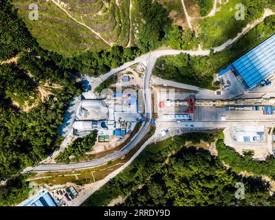 220113 -- BENTONG MALAYSIA, 13. Januar 2022 -- Luftaufnahme vom 13. Januar 2022 zeigt die Baustelle des Genting Tunnels der East Coast Rail Link bei Bentong im Bundesstaat Pahang, Malaysia. Die East Coast Rail Link ECRL, Malaysias größtes Eisenbahnprojekt, das von China Communications Construction Company CCCC gebaut wird, profitiert stark von der soliden Erfahrung und dem technischen Know-how des chinesischen Unternehmens, sagte der malaysische Verkehrsminister Wee Ka Siong am Donnerstag. Die ECRL verläuft von Malaysias größtem Verkehrsknotenpunkt Port Klang über die Halbinsel bis zum Bundesstaat Kelantan im Nordosten des M Stockfoto