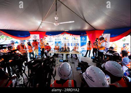 220113 -- BENTONG MALAYSIA, 13. Januar 2022 -- der malaysische Verkehrsminister Wee Ka Siong C, Rear nimmt am 13. Januar 2022 an einer Pressekonferenz auf der Baustelle des Genting-Tunnels der East Coast Rail Link in der Nähe von Bentong im Bundesstaat Pahang, Malaysia, Teil. Die East Coast Rail Link ECRL, Malaysias größtes Eisenbahnprojekt, das von China Communications Construction Company CCCC gebaut wird, profitiert stark von der soliden Erfahrung und dem technischen Know-how des chinesischen Unternehmens, sagte der malaysische Verkehrsminister Wee Ka Siong am Donnerstag. Die ECRL verkehrt von Malaysias größtem Verkehrsknotenpunkt Port Klang und reist Stockfoto