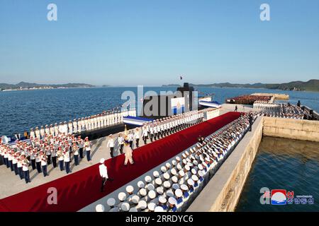 Pjöngjang, Nordkorea. September 2023. Dieses Bild, das am 8. September 2023 vom Nordkoreanischen Offiziellen Nachrichtendienst (KCNA) veröffentlicht wurde, zeigt den nordkoreanischen Führer Kim Jong UN während des Starts des ersten taktischen Atom-U-Bootes des Landes auf der Sinpho-Werft. Laut den staatlichen Medien wurde das taktische Atom-U-Boot Nr. 841, das erste seiner Art, der Ostseeflotte der KPA Navy übergeben und als „Hero Kim Kun OK“ bezeichnet. Foto von KCNA/UPI Credit: UPI/Alamy Live News Stockfoto