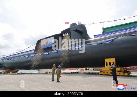 Pjöngjang, Nordkorea. September 2023. Dieses Bild, das am 8. September 2023 vom Nordkoreanischen Offiziellen Nachrichtendienst (KCNA) veröffentlicht wurde, zeigt den nordkoreanischen Führer Kim Jong UN während des Starts des ersten taktischen Atom-U-Bootes des Landes auf der Sinpho-Werft. Laut den staatlichen Medien wurde das taktische Atom-U-Boot Nr. 841, das erste seiner Art, der Ostseeflotte der KPA Navy übergeben und als „Hero Kim Kun OK“ bezeichnet. Foto von KCNA/UPI Credit: UPI/Alamy Live News Stockfoto