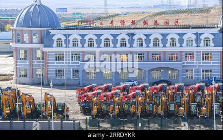 220114 -- SHANGHAI, 14. Januar 2022 -- Baumaschinen und -Geräte werden in einer umfassenden Verbundzone in Manzhouli, Nordchinas Autonome Region Innere Mongolei, 12. Oktober 2021, geparkt. Chinas Außenhandel stieg 2021 erneut an und übertraf zum ersten Mal 6 Billionen US-Dollar, obwohl die COVID-19-Pandemie den Welthandel weiterhin belastet, wie offizielle Daten am Freitag zeigten. Der gesamte Warenhandel belief sich auf 6,05 Billionen US-Dollar, 1,4 Billionen US-Dollar mehr als vor einem Jahr, nach Angaben der General Administration of Customs GAC. Das Handelsvolumen in Yuan ausgedrückt expan Stockfoto