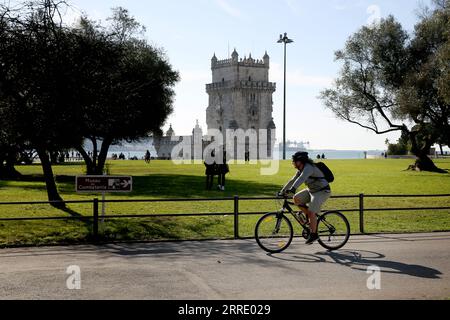 220115 -- LISSABON, 15. Januar 2022 -- Ein Mann fährt mit dem Fahrrad am Belem-Turm in Lissabon, Portugal, 14. Januar 2022. Portugal meldete am Freitag 34 neue Todesfälle im Zusammenhang mit COVID-19, die höchste tägliche Maut seit dem 3. März 2021. Das Land hatte seit Beginn der Pandemie 19.237 Todesopfer, sagte die portugiesische Generaldirektion Gesundheit DGS. Foto von /Xinhua PORTUGAL-LISSABON-COVID-19-DAILY LIFE PedroxFiuza PUBLICATIONxNOTxINxCHN Stockfoto