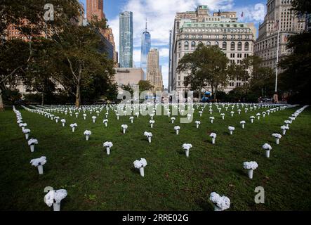 220115 -- PEKING, 15. Januar 2022 -- Foto aufgenommen am 8. Oktober 2021 zeigt die Blumenvasen, die installiert wurden, um Opfer von Waffengewalt im Battery Park in New York, USA, zu erinnern. Xinhua Schlagzeilen: Chaos, Risiken Cloud US im Jahr 2022, schafft Unsicherheiten für die globale Erholung WangxYing PUBLICATIONxNOTxINxCHN Stockfoto