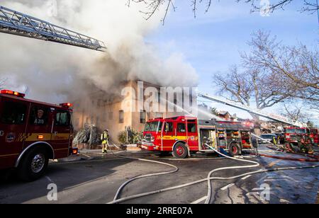 220115 -- TORONTO, 15. Januar 2022 -- Feuerwehrleute arbeiten am 15. Januar 2022, um einen Brand in einem Wohnhaus in Toronto, Kanada, zu löschen. Elf Menschen wurden gerettet, von denen vier nach einem vier-Alarm-Brand in einem flachen Wohnhaus in Toronto am Samstagmorgen ins Krankenhaus gebracht wurden, so die lokalen Medien. Foto von /Xinhua CANADA-TORONTO-APARTMENT BUILDING-FIRE ZouxZheng PUBLICATIONxNOTxINxCHN Stockfoto