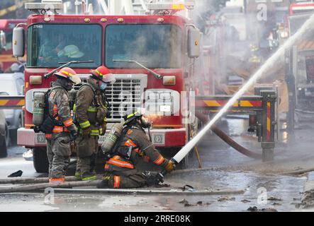 220115 -- TORONTO, 15. Januar 2022 -- Feuerwehrleute arbeiten am 15. Januar 2022, um einen Brand in einem Wohnhaus in Toronto, Kanada, zu löschen. Elf Menschen wurden gerettet, von denen vier nach einem vier-Alarm-Brand in einem flachen Wohnhaus in Toronto am Samstagmorgen ins Krankenhaus gebracht wurden, so die lokalen Medien. Foto von /Xinhua CANADA-TORONTO-APARTMENT BUILDING-FIRE ZouxZheng PUBLICATIONxNOTxINxCHN Stockfoto