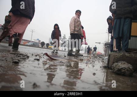 220116 -- KABUL, 16. Januar 2022 -- Menschen versammeln sich am 16. Januar 2022 an der Stelle einer Straßenbombenexplosion in Kabul, Afghanistan. Mindestens ein Kind wurde getötet und vier Sicherheitskräfte wurden verletzt, nachdem am Sonntag eine Straßenbombe einen Pick-up-Truck der Sicherheitskräfte im Bezirk Bagrami östlich von Kabul getroffen hatte, sagte die Polizei der Hauptstadt. Foto von /Xinhua AFGHANISTAN-KABUL-STRASSENBOMBENANSCHLAG SaifurahmanxSafi PUBLICATIONxNOTxINxCHN Stockfoto