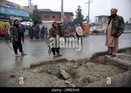 220116 -- KABUL, 16. Januar 2022 -- Taliban-Mitglieder inspizieren am 16. Januar 2022 den Ort einer Straßenbombenexplosion in Kabul, Afghanistan. Mindestens ein Kind wurde getötet und vier Sicherheitskräfte wurden verletzt, nachdem am Sonntag eine Straßenbombe einen Pick-up-Truck der Sicherheitskräfte im Bezirk Bagrami östlich von Kabul getroffen hatte, sagte die Polizei der Hauptstadt. Foto von /Xinhua AFGHANISTAN-KABUL-STRASSENBOMBENANSCHLAG SaifurahmanxSafi PUBLICATIONxNOTxINxCHN Stockfoto