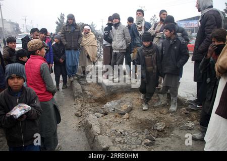 220116 -- KABUL, 16. Januar 2022 -- Menschen versammeln sich am 16. Januar 2022 an der Stelle einer Straßenbombenexplosion in Kabul, Afghanistan. Mindestens ein Kind wurde getötet und vier Sicherheitskräfte wurden verletzt, nachdem am Sonntag eine Straßenbombe einen Pick-up-Truck der Sicherheitskräfte im Bezirk Bagrami östlich von Kabul getroffen hatte, sagte die Polizei der Hauptstadt. Foto von /Xinhua AFGHANISTAN-KABUL-STRASSENBOMBENANSCHLAG SaifurahmanxSafi PUBLICATIONxNOTxINxCHN Stockfoto