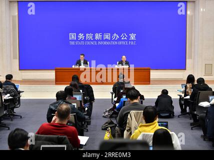 220117 -- PEKING, 17. Januar 2022 -- Ning Jizhe R Back, Leiter des National Bureau of Statistics NBS, stellt Chinas Volkswirtschaft im Jahr 2021 vor und beantwortet Fragen von Journalisten auf einer Pressekonferenz in Peking, der Hauptstadt Chinas, am 17. Januar 2022. Die chinesische Wirtschaft verzeichnete 2021 trotz der Herausforderungen, wie zum Beispiel sporadische epidemische Wiederbelebungen und ein kompliziertes externes Umfeld, ein stabiles Wachstum, wie offizielle Daten am Montag zeigten. Das Bruttoinlandsprodukt des Landes wuchs im vergangenen Jahr um 8,1 Prozent auf 114,37 Billionen Yuan, etwa 18 Billionen US-Dollar, sagte der NBS. CHINA-ECONOMY-2021- Stockfoto