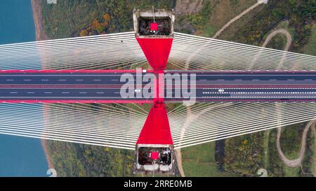 220117 -- PEKING, 17. Januar 2022 -- Luftaufnahme aufgenommen am 26. November 2021 zeigt die Yachihe-Brücke des Guiyang-Qianxi Expressway in der südwestchinesischen Provinz Guizhou. Xinhua Schlagzeilen: Chinas BIP-Wachstum erholt sich im Meilensteinjahr mit Herausforderungen, hofft auf OuxDongqu PUBLICATIONxNOTxINxCHN Stockfoto