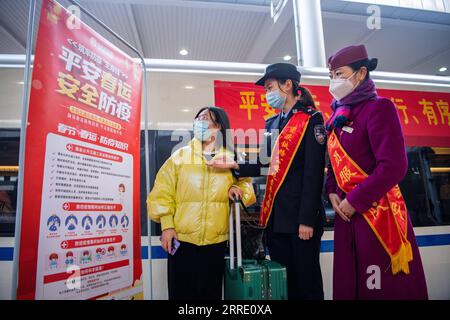 220117 -- CHONGQING, 17. Januar 2022 -- Eine Bahnpolizistin und ein Besatzungsmitglied erklären einem Passagier in der südwestchinesischen Gemeinde Chongqing am 17. Januar 2022 sichere Reisetipps. Die Reisezeit des chinesischen Frühjahrsfestes 2022 wird voraussichtlich 1,18 Milliarden Passagierfahrten mit sich bringen, ein Anstieg von 35,6 Prozent im Vergleich zum Jahr, aber 20,3 Prozent weniger als im Jahr 2020, so das Verkehrsministerium. Die 40-tägige Reisezeit, auch bekannt als Chunyun, begann am Montag, und viele Menschen werden reisen, um sich mit ihren Familien zum Mondneujahr oder zum Frühlingsfest, das dieses Jahr am 1. Februar stattfindet, wiederzuvereinigen. CHINA-FEDER F Stockfoto