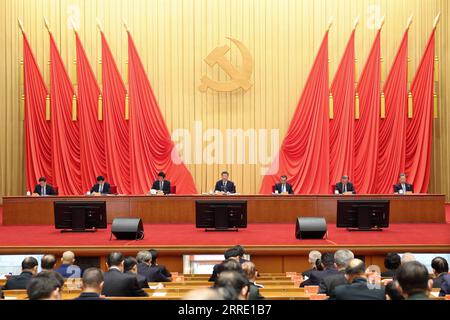 220118 -- PEKING, 18. Januar 2022 -- Generalsekretär des Zentralkomitees der Kommunistischen Partei Chinas, Xi Jinping, ebenfalls chinesischer Präsident und Vorsitzender der Zentralen Militärkommission, spricht am 18. Januar 2022 auf der sechsten Plenartagung der 19. Zentralen Kommission der Kommunistischen Partei Chinas für Disziplinarinspektion CCDI. Die Mitglieder des Ständigen Ausschusses des Politbüros des Zentralkomitees der KPCh Li Keqiang, Li Zhanshu, Wang Yang, Wang Huning und Han Zheng nahmen an der Sitzung Teil. Zhao Leji, auch Mitglied des Ständigen Ausschusses des Politischen Büros des ZK und Leiter des ZK Stockfoto