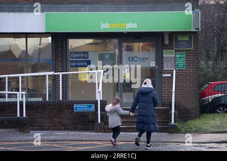 220118 -- MANCHESTER, 18. Januar 2022 -- Menschen gehen an einem Jobcenter in Manchester, Großbritannien, 18. Januar 2022 vorbei. Die Zahl der offenen Stellen im Vereinigten Königreich stieg zwischen Oktober und Dezember 2021 auf einen neuen Rekord von 1.247.000, was einem Anstieg von 462.000 gegenüber dem Niveau von Januar bis März 2020 entspricht, teilte das nationale Statistikamt des Landes am Dienstag mit. Foto von Jon Super/Xinhua BRITAIN-MANCHESTER-JOB STELLENANGEBOTE-JOBCENTER LixYing PUBLICATIONxNOTxINxCHN Stockfoto