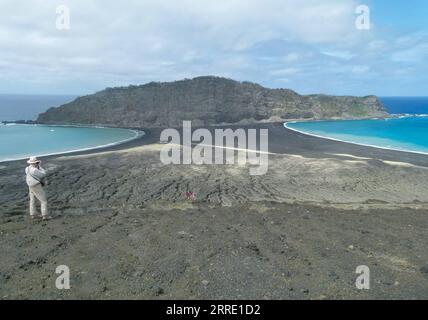 220119 -- AUCKLAND, 19. Jan. 2022 -- Aktenfoto aufgenommen am 3. Nov. 2015 zeigt Hunga Ha Apai Insel in Tonga. Der Vulkanausbruch in Tonga wird wahrscheinlich keinen globalen Klimawandel verursachen, während die vulkanische Asche und der saure Regen die Ernte und die Wasserversorgung beschädigen könnten, sagte ein führender neuseeländischer Vulkanologe am 17. Januar 2022. ZUM Interview: Der Vulkanausbruch Tonga wird wahrscheinlich nicht zum globalen Klimawandel führen, sagt der NEUSEELÄNDISCHE Vulkanologe Foto von Shane Cronin/Xinhua NEUSEELAND-AUCKLAND-VULKANOLOGE-INTERVIEW-TONGA GuoxLei PUBLICATIONxNOTxINxCHN Stockfoto