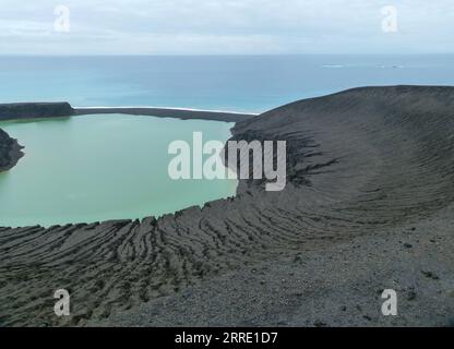220119 -- AUCKLAND, 19. Jan. 2022 -- Aktenfoto vom 5. Nov. 2015 zeigt die Insel Hunga Ha Apai in Tonga. Der Vulkanausbruch in Tonga wird wahrscheinlich keinen globalen Klimawandel verursachen, während die vulkanische Asche und der saure Regen die Ernte und die Wasserversorgung beschädigen könnten, sagte ein führender neuseeländischer Vulkanologe am 17. Januar 2022. ZUM Interview: Der Vulkanausbruch Tonga wird wahrscheinlich nicht zum globalen Klimawandel führen, sagt der NEUSEELÄNDISCHE Vulkanologe Foto von Shane Cronin/Xinhua NEUSEELAND-AUCKLAND-VULKANOLOGE-INTERVIEW-TONGA GuoxLei PUBLICATIONxNOTxINxCHN Stockfoto