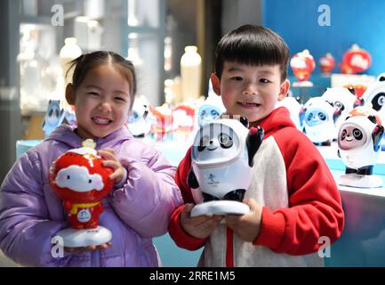 220119 -- DEHUA, 19. Januar 2022 -- zwei Kinder zeigen ihre neu gekauften Porzellanfiguren von Peking 2022 Maskottchen in einer Porzellanfabrik in Dehua County Quanzhou, südöstliche Provinz Fujian, 19. Januar 2022. CHINA-FUJIAN-BEIJING 2022 MASKOTTCHEN-PORZELLAN CN WEIXPEIQUAN PUBLICATIONXNOTXINXCHN Stockfoto