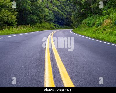 Der Skyline Drive mit seinen leuchtend gelben Mittellinien schlängelt sich durch den malerischen Shenandoah National Park in Virginia, USA. Stockfoto